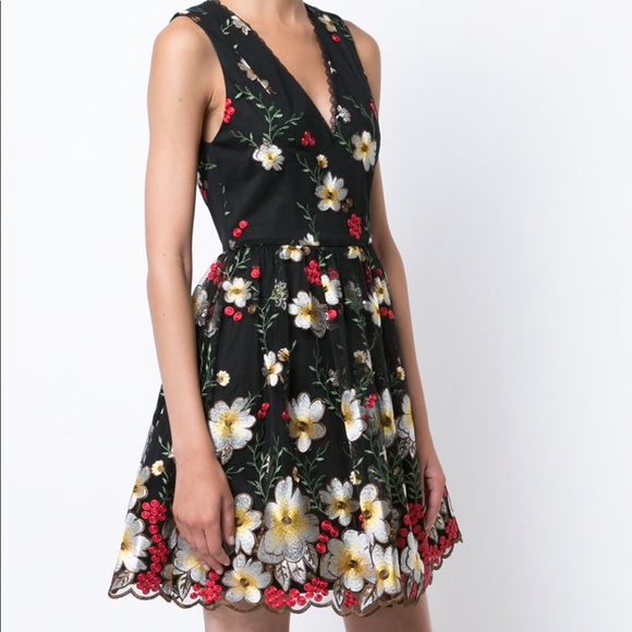 Alice + Olivia Dresses & Skirts - Host pick 💕Alice &Olivia floral embroidered dress